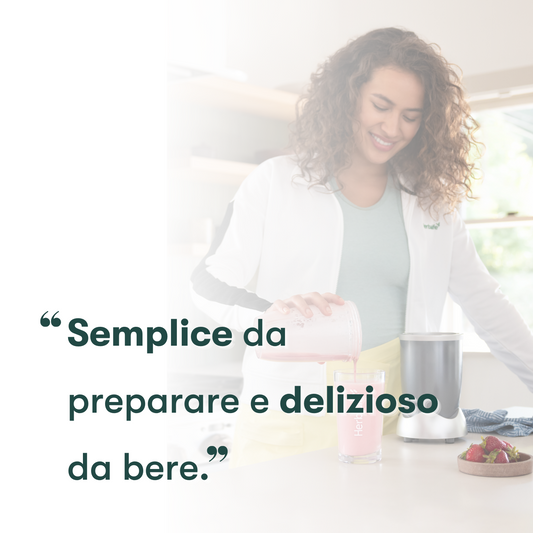 Donna con maglia Herbalife che prepara una bevanda in cucina, foto ufficiale della libreria italiana