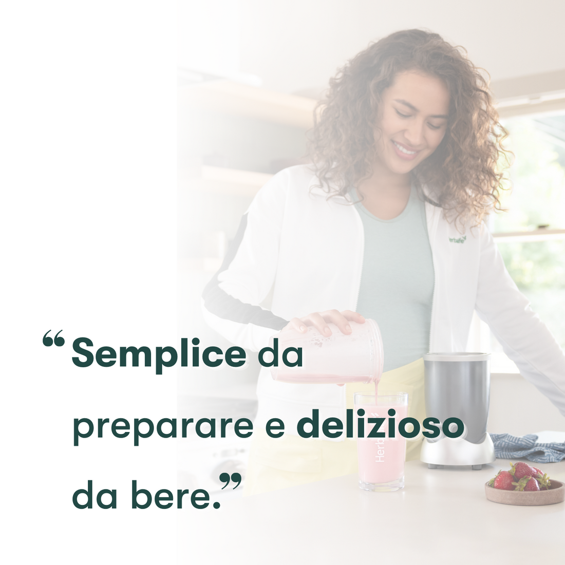 Donna con abbigliamento Herbalife prepara un frullato in cucina, fotografia ufficiale Herbalife Italia