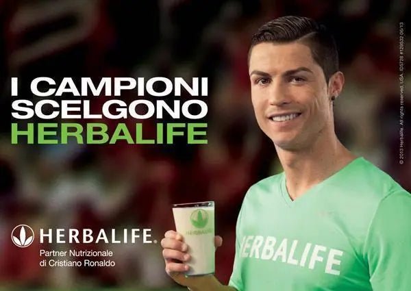 Cristiano Ronaldo tiene una bevanda Herbalife; nella foto si legge I campioni scelgono Herbalife