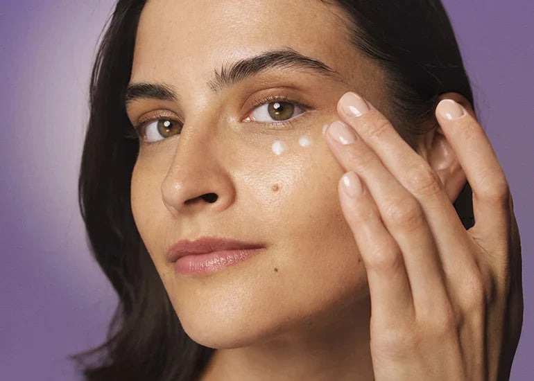 Donna che applica una crema sul viso, fotografia ufficiale della libreria Herbalife Italia