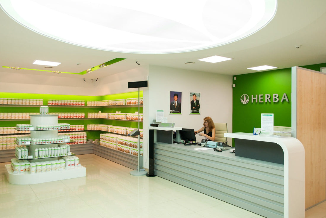 Interno con scaffali e banco con logo Herbalife, immagine illustrativa