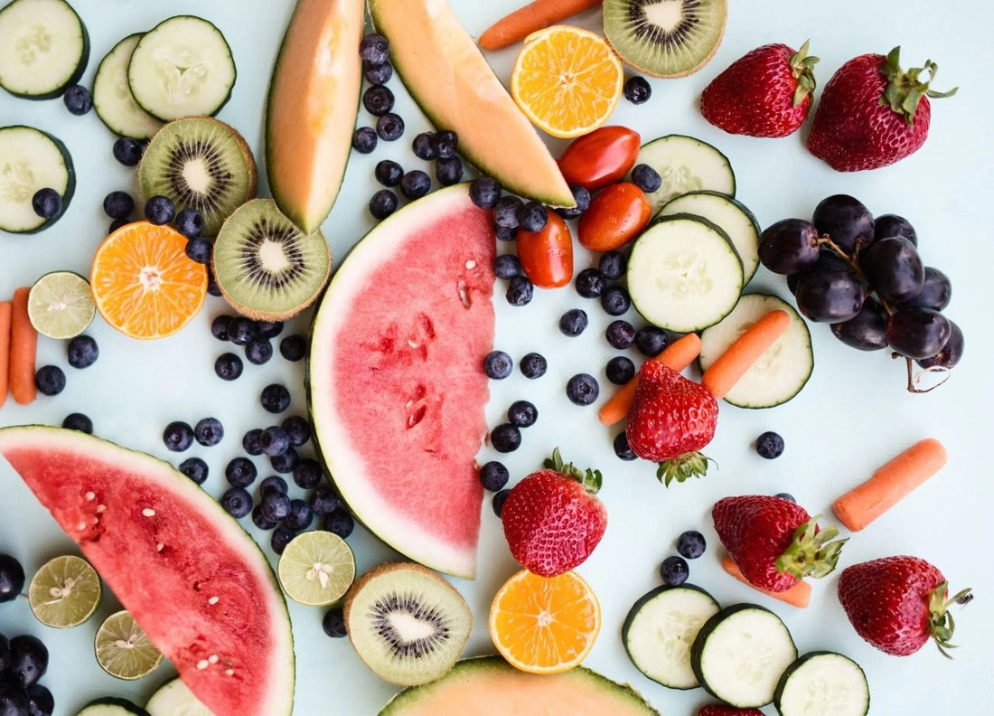 Frutta e verdura estiva disposte su un tavolo